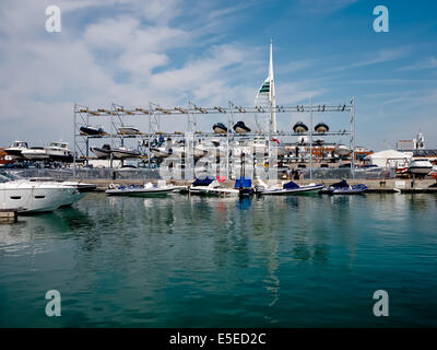 Bateau à plusieurs étages bateaux gonflables rigides holding rack à Camber Docks en vieux Portsmouth. Banque D'Images