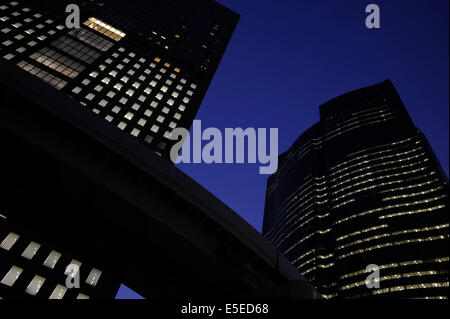 Vue nocturne de gratte-ciel, Shiodome Tokyo, Japon Banque D'Images