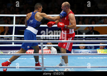 SECC, Glasgow, Écosse, Royaume-Uni, mardi, 29 juillet 2014. Le Super Heavyweight des hommes +91kg quart finale de boxe match entre le vainqueur Joseph Joyce d'Angleterre en bleu et Ross Henderson d'Écosse en rouge aux Jeux du Commonwealth de Glasgow 2014 Banque D'Images