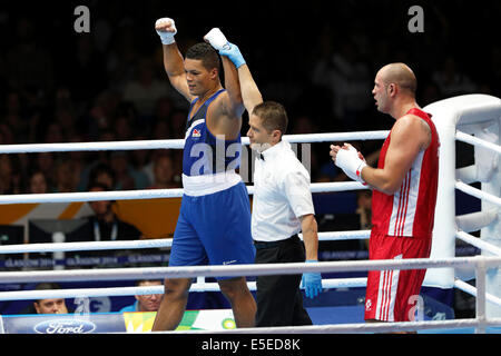 SECC, Glasgow, Écosse, Royaume-Uni, mardi, 29 juillet 2014. Le Super Heavyweight des hommes +91kg quart finale de boxe match entre le vainqueur Joseph Joyce d'Angleterre en bleu et Ross Henderson d'Écosse en rouge aux Jeux du Commonwealth de Glasgow 2014 Banque D'Images