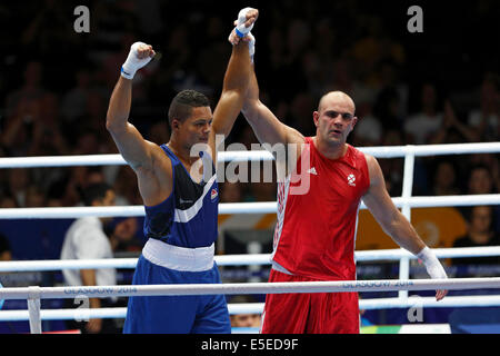 SECC, Glasgow, Écosse, Royaume-Uni, mardi, 29 juillet 2014. Le Super Heavyweight des hommes +91kg quart finale de boxe match entre le vainqueur Joseph Joyce d'Angleterre en bleu et Ross Henderson d'Écosse en rouge aux Jeux du Commonwealth de Glasgow 2014 Banque D'Images