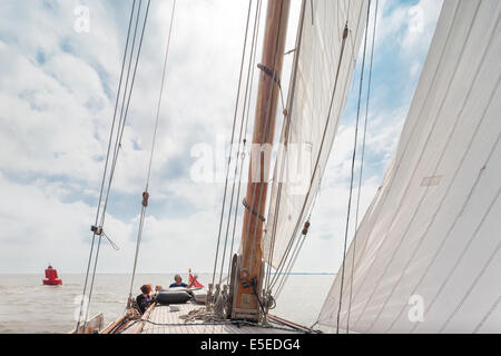La voile sur la mer des Wadden Wadden sur un navire à voile voilier Lemsteraak traditionnels. Site du patrimoine mondial de l'Unesco des Pays-Bas Banque D'Images