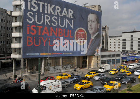 Grande campagne électorale, les panneaux d'affichage de la décision de la Turquie avec l'AKP portraits de leader de l'AKP et l'actuel premier ministre Recep Ta Banque D'Images