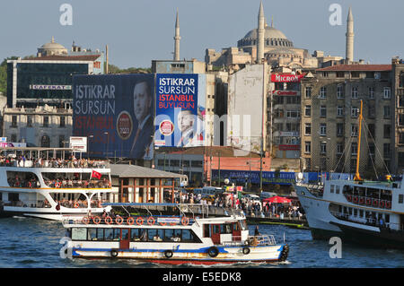 Grande campagne électorale, les panneaux d'affichage de la décision de la Turquie avec l'AKP portraits de leader de l'AKP et l'actuel premier ministre Recep Ta Banque D'Images