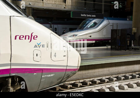 Deux trains à grande vitesse Ave à attendre leur plate-forme à la gare de Santa Justa. Banque D'Images