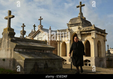 Une vieille femme vêtue de noir visites Ciriego cimetière près de Santander sur la Toussaint. Banque D'Images