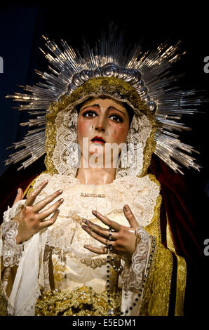 Effigie de la Vierge dans l'église de Santa Cruz, dans la vieille ville de Cadix. Banque D'Images