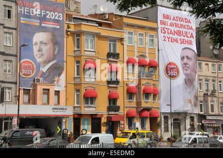 Grande campagne électorale, les panneaux d'affichage de la décision de la Turquie avec l'AKP portraits de leader de l'AKP et l'actuel premier ministre Recep Ta Banque D'Images