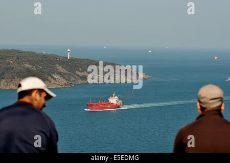 Deux hommes regarder l'industrie de la navigation de la mer Noire dans le Bosphore à partir d'un promontoire sur la rive asiatique du Bosphore, à la Banque D'Images
