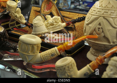 Pipes en écume sculpté dans la fenêtre d'affichage d'une boutique de bibelots et antiquités dans le Grand Bazar d'Istanbul. Banque D'Images