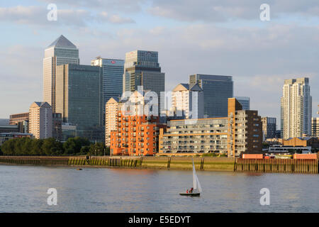 Bâtiments à Canary Wharf, Londres Royaume-Uni, en fin d'après-midi, vus de la rive sud de la Tamise près de Surrey Quays, en 2014 Banque D'Images