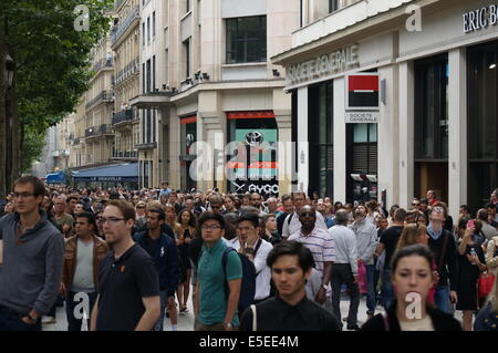 Des foules de gens sur l'Avenue des Champs Elysées Paris Bastille Day regarder Défilé militaire Défilé militaire du 14 juillet Banque D'Images