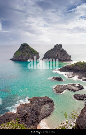 Deux frères des pierres à l'embouchure de la Baie des Cochons, Fernando de Noronha, Pernambouc, Brésil Banque D'Images