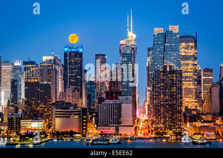 Super pleine Lune s'élever au-dessus de la Manhattan skyline Banque D'Images