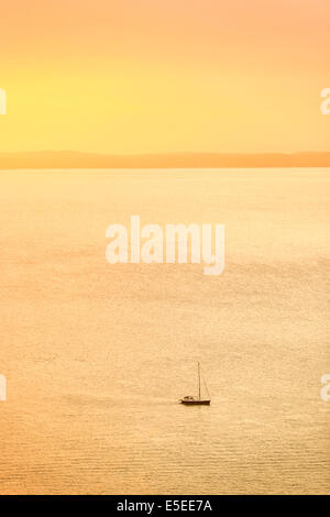 Le dirigeant d'une location de silhouette sur le soleil levant, Bahia, Brésil Banque D'Images