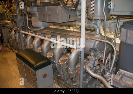 Salle des machines avec moteur sur la Seconde Guerre mondiale USS Bowfin sous-marin de la flotte, qui fait maintenant partie de la Seconde Guerre mondiale, la Vaillance dans la Pacific National Banque D'Images