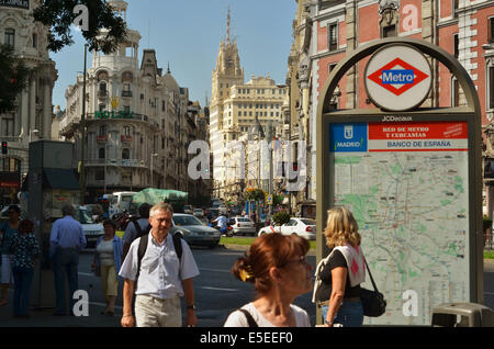 Le centre de Madrid, sur la Calle de Alcalá, par la station de métro Banco de España Banque D'Images