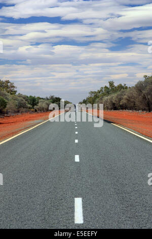 Vue de route dans l'arrière-pays australien en Nouvelle Galles du Sud Banque D'Images
