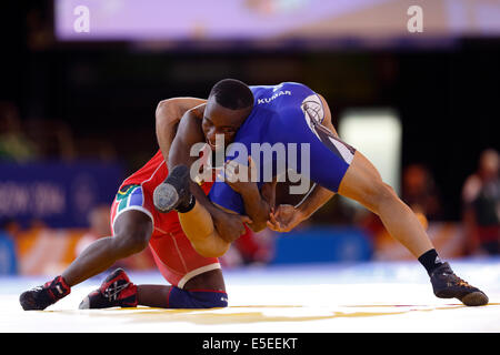 SECC, Glasgow, Écosse, Royaume-Uni, mardi, 29 juillet 2014. Amit Amit Kumar, en bleu, de l'Inde, bat Bokang Masunyane, en rouge, de l'Afrique du Sud lors de la finale du quart de Wrestling Freestyle de 57 kg des hommes aux Jeux du Commonwealth de Glasgow en 2014 Banque D'Images