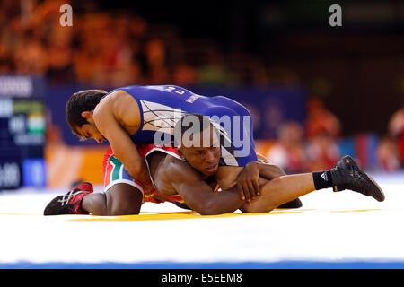 SECC, Glasgow, Écosse, Royaume-Uni, mardi, 29 juillet 2014. Amit Amit Kumar, en bleu, de l'Inde, bat Bokang Masunyane, en rouge, de l'Afrique du Sud lors de la finale du quart de Wrestling Freestyle de 57 kg des hommes aux Jeux du Commonwealth de Glasgow en 2014 Banque D'Images