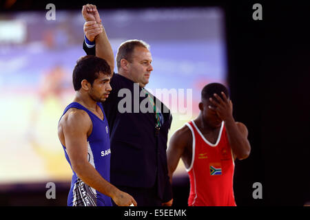 SECC, Glasgow, Écosse, Royaume-Uni, mardi, 29 juillet 2014. Amit Amit Kumar, en bleu, de l'Inde, bat Bokang Masunyane, en rouge, de l'Afrique du Sud lors de la finale du quart de Wrestling Freestyle de 57 kg des hommes aux Jeux du Commonwealth de Glasgow en 2014 Banque D'Images