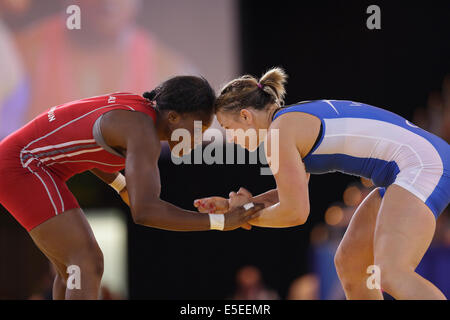 SECC, Glasgow, Écosse, Royaume-Uni, mardi, 29 juillet 2014. Erica Wiebe, en bleu, du Canada, bat Annabel Ali, en rouge, du Cameroun dans le Pool du système nordique des femmes de 75 kg UN match de Wrestling aux Jeux du Commonwealth de 2014 à Glasgow Banque D'Images