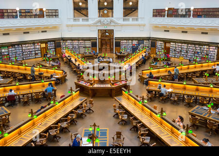 Melbourne Australie,Swanston Street,State Library of Victoria,intérieur,salle de lecture la Trobe,femme femme femme,étudier,postes de travail,AU1403210 Banque D'Images