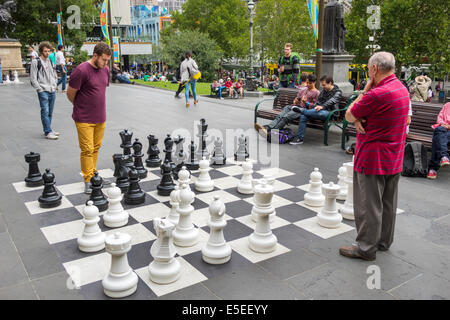 Melbourne Australie,Swanston Street,State Library of Victoria,extérieur,jeu d'échecs géant,chessboard,homme hommes,pièces,AU140321085 Banque D'Images