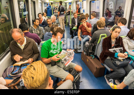 Melbourne Australie,Flinders Street Station,train,métro,motards,passagers rider riders,navetteurs,homme hommes,femme femmes,AU1 Banque D'Images