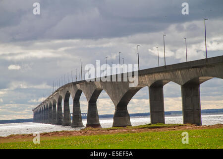 Pont de la Confédération, le plus long mariée sur des eaux qui gèlent, relie l'île avec le Nouveau-Brunswick.L'île Banque D'Images