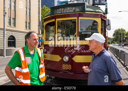 Melbourne Australie, quartier des affaires de Victoria CBD Central, quartier, Spring Bourke Street Station, tram, tramway, City Circle Line, senior senior Old Citizen Banque D'Images