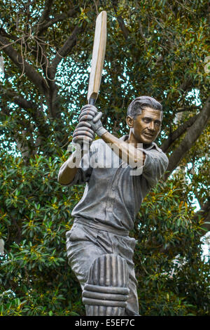 Melbourne Australie, Victoria est, Yarra Park, statue, Neil Harvey, joueur de cricket, cricketer, batteur, visiteurs voyage visite touristique tourisme landma Banque D'Images