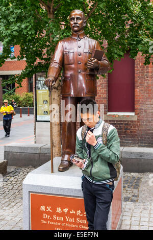 Melbourne Australie, Chinatown, Little Bourke Street, Asian boy boys, male kid enfants enfants enfants jeune, teen ear bud, smartphone téléphone portable, che Banque D'Images