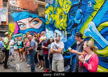 Melbourne Australie, Chinatown, Croft Alley, mur géant de rue murale, art, peinture en aérosol, homme hommes, guide, explication, AU140321046 Banque D'Images