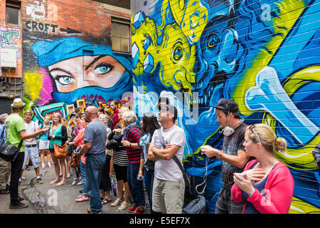 Melbourne Australie, Victoria CBD Central Business, District, Chinatown, Croft Alley, mur géant de rue murale, art, peinture en spray, adultes homme hommes Banque D'Images