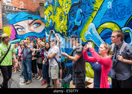 Melbourne Australie, Victoria CBD Central Business, District, Chinatown, Croft Alley, mur géant de rue murale, art, peinture en spray, adultes homme hommes Banque D'Images