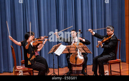 Washington, DC, USA. 29 juillet, 2014. Les musiciens de l'Orchestre de Philadelphie a effectuer après une conférence de presse à l'ambassade de Chine aux États-Unis à Washington, DC, la capitale des États-Unis, le 29 juillet 2014. L'Orchestre de Philadelphie a déclaré mardi qu'il mettra en scène un concert en novembre pour marquer le 35e anniversaire de l'établissement de relations diplomatiques sino-américaines. © Bao Dandan/Xinhua/Alamy Live News Banque D'Images