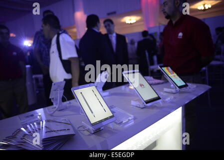 La ville de Panama, Panama. 29 juillet, 2014. Les visiteurs regarder produits de télécommunication lors de l'exposition de Huawei TIC dans la ville de Panama, capitale du Panama, le 29 juillet 2014. L'équipement de télécommunications internationales et un fournisseur de solutions Huawei, qui s'est tenue pour la deuxième fois au Panama l'exposition itinérante Les TIC, avec des innovations et des télécommunications est une technologie de pointe. © Mauricio Valenzuela/Xinhua/Alamy Live News Banque D'Images