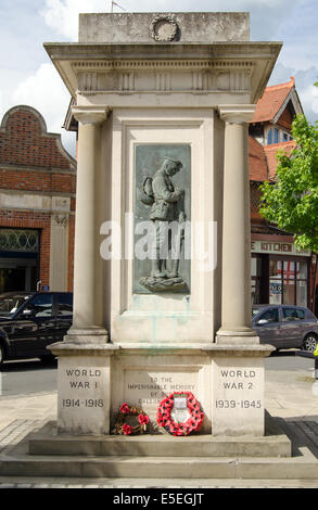 ABINGDON, UK 3 Juin 2014 : Le Monument aux morts de gens tués dans la Première Guerre mondiale et la seconde guerre mondiale dans le centre de Abingdon. Banque D'Images