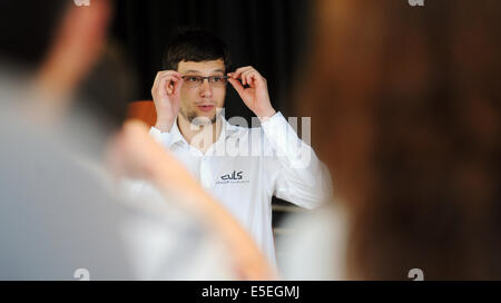 Équipe d'étudiants de la faculté technique de l'Université tchèque de l'Agriculture introduit épillet, nouvelle monoplace, qui va participer à la Compétition étudiante internationale de formules uniques, Prague, République tchèque, le 29 juillet 2014. Pictur Banque D'Images