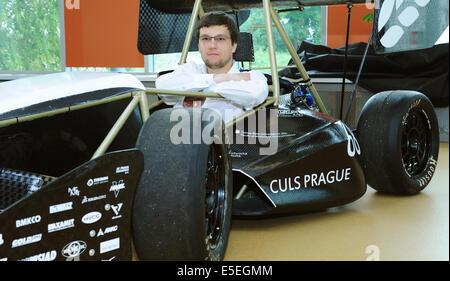 Équipe d'étudiants de la faculté technique de l'Université tchèque de l'Agriculture introduit épillet, nouvelle monoplace, qui va participer à la Compétition étudiante internationale de formules uniques, Prague, République tchèque, le 29 juillet 2014. Pictur Banque D'Images