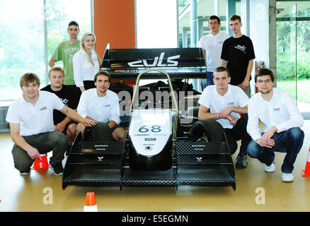 Équipe d'étudiants de la faculté technique de l'Université tchèque de l'Agriculture introduit épillet, nouvelle monoplace, qui va participer à la Compétition étudiante internationale de formules uniques, Prague, République tchèque, le 29 juillet 2014. Pictur Banque D'Images