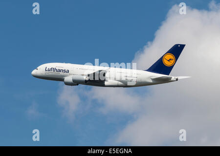 Airbus A380-800 de la Lufthansa décollant de l'aéroport de Frankfurt, Frankfurt am Main, Hesse, Allemagne Banque D'Images