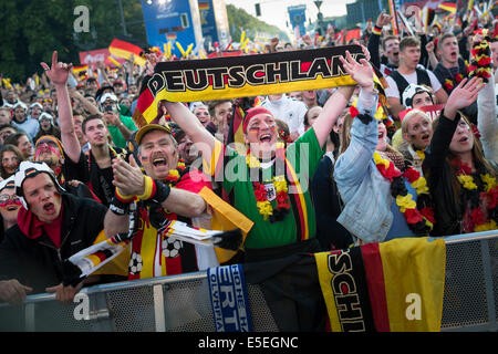 Fans de regarder le match Allemagne contre le Ghana lors de la Coupe du Monde FIFA 2014 projection publique à Fanpark Berlin, Berlin Banque D'Images