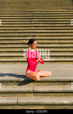 Jeune femme pratique Hatha-Yoga à l'extérieur, ici la pose le Padmasana, lotus poser Banque D'Images
