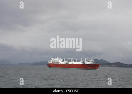 Le premier navire de reliquéfaction, LNG, Excelsior, voile à proximité tobago island Banque D'Images