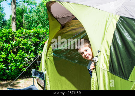 Des pics d'un enfant tente verte. Camping Banque D'Images