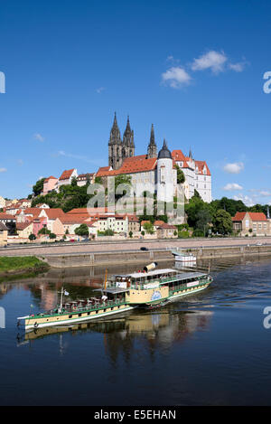 La roue à aubes à vapeur sur l'Elbe en face de William Castle avec la cathédrale de Meißen, Meissen, Saxe, Allemagne Banque D'Images