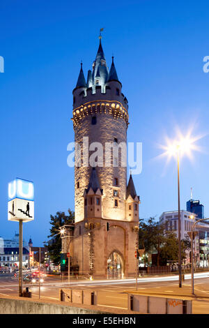 Eschenheim Tower, construit en 1428 en tant que porte de la fortification de la ville de Francfort, Frankfurt am Main, Hesse, Allemagne Banque D'Images