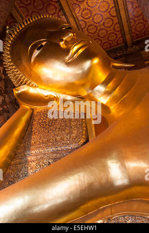 La tête du Bouddha d'or géant à Wat Pho, Bangkok, Thaïlande Banque D'Images